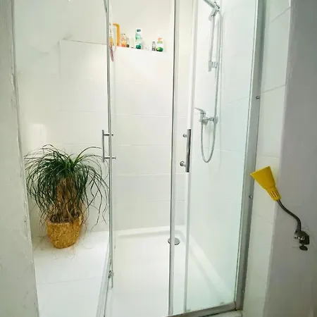 List 2 Bedroom Away From * Hannover